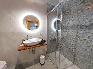 Standard Room | Bathroom | Shower, free toiletries, hair dryer, bidet