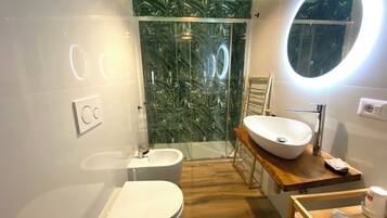 Room, 1 Double Bed | Bathroom | Shower, free toiletries, hair dryer, bidet
