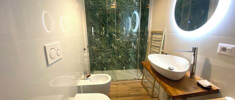 Room, 1 Double Bed | Bathroom | Shower, free toiletries, hair dryer, bidet
