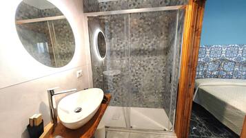 Camera Standard | Bagno | Doccia, set di cortesia gratuito, asciugacapelli, bidet