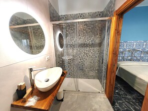 Camera Standard | Bagno | Doccia, set di cortesia gratuito, asciugacapelli, bidet