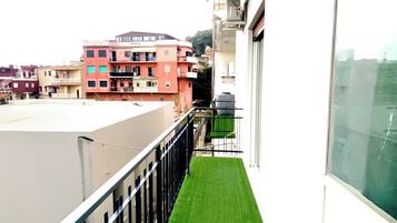 Zimmersafe, Schreibtisch, laptopgeeigneter Arbeitsplatz