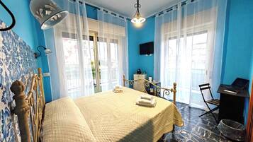 Standard Room | In-room safe, desk, laptop workspace, iron/ironing board