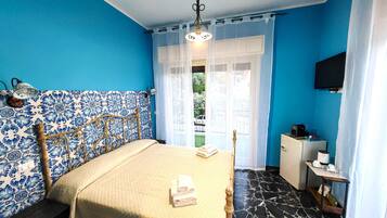 Standard Room | In-room safe, desk, laptop workspace, iron/ironing board