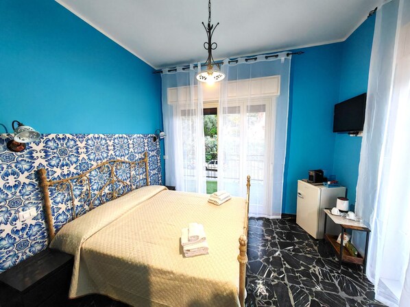 Standard Room | In-room safe, desk, laptop workspace, iron/ironing board