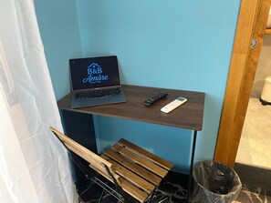 Room, 1 Double Bed | In-room safe, desk, laptop workspace, iron/ironing board - B&B Amàre (Villagonia)
