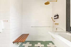 Douche, sèche-cheveux, serviettes fournies, savon