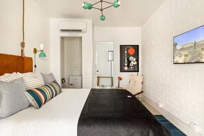 Een strijkplank/strijkijzer, wifi, beddengoed