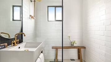 Douche, sĂšche-cheveux, serviettes fournies, savon