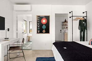 Tabla de planchar con plancha, wifi y ropa de cama