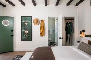 Tabla de planchar con plancha y ropa de cama 