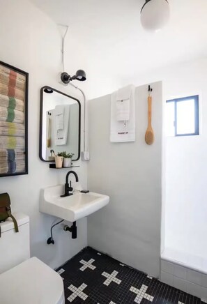 Een douche, een haardroger, handdoeken, zeep
