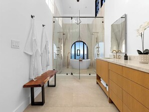Vila superluxo, várias camas, acesso à piscina, vista para o oceano (Villa Costera) | Banheiro | Toalhas de banho 