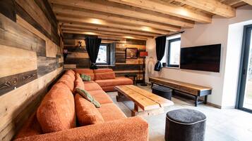 Televisión y chimenea