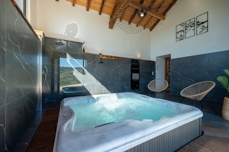 Interior. Gîte La Colline: Mountain View, Private Terrace & Jacuzzi