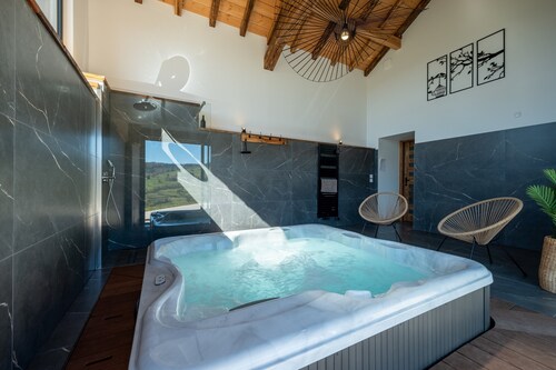 Gîte La Colline: Mountain View, Private Terrace & Jacuzzi