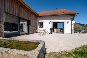 Outdoor dining - Gîte La Colline: Mountain View, Private Terrace & Jacuzzi (Fresse-sur-Moselle)