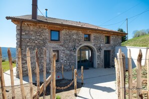 Exterior - Gîte La Colline: Mountain View, Private Terrace & Jacuzzi (Fresse-sur-Moselle)