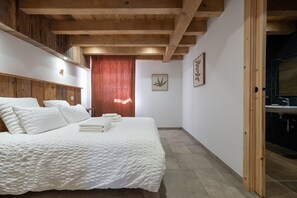 Planxa i posts de planxar, wifi i roba de llit 