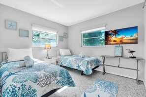 2 bedrooms, iron/ironing board, WiFi - Barefoot Bungalow by Duncan Real Estate (Holmes Beach)