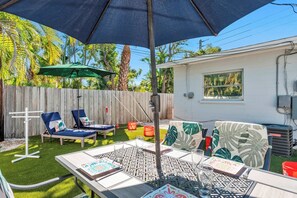 Outdoor dining - Barefoot Bungalow by Duncan Real Estate (Holmes Beach)