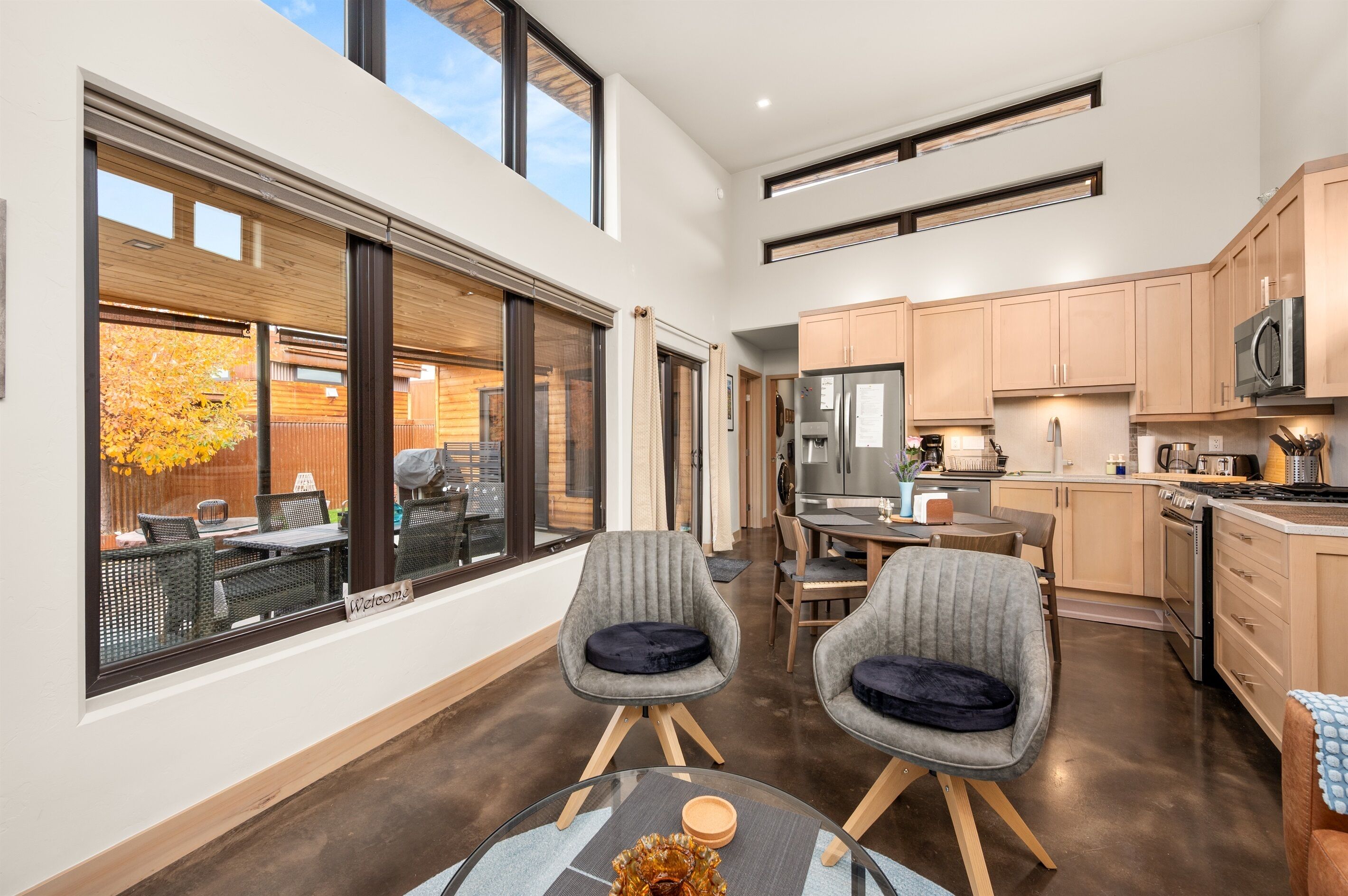 冷蔵庫、電子レンジ、オーブン、コンロ