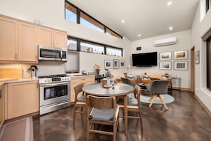 Fridge, microwave, oven, stovetop - Mesa Retreat @ Palisade Legends (Clifton)