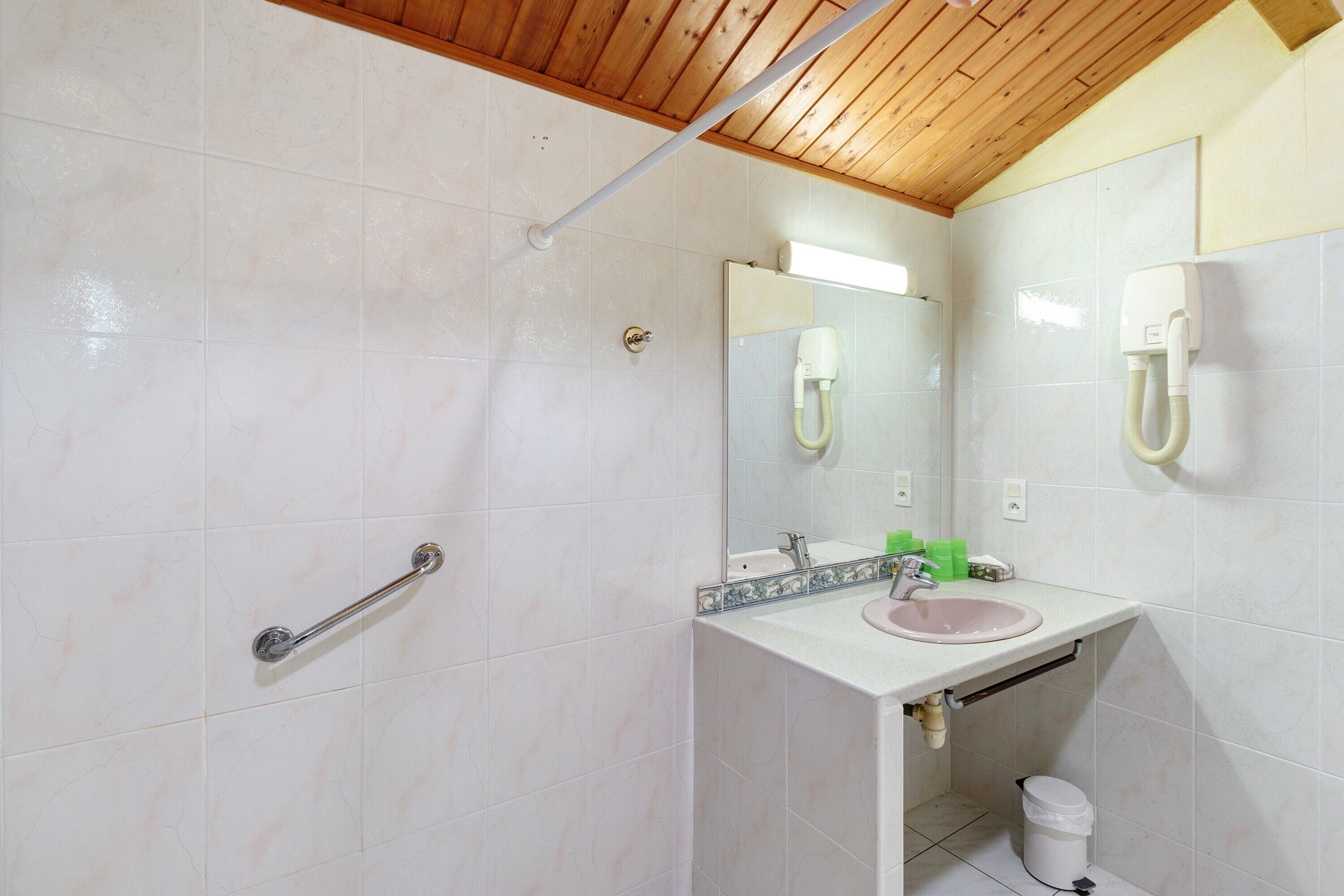 Een douche, een haardroger, handdoeken