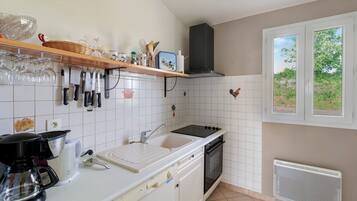 Frigorifero, microonde, forno, piano cottura