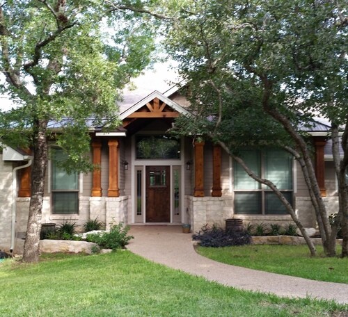 Peaceful 4 bedroom across from Stillhouse Hollow Lake