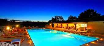 Gîte Charly: Private Terrace, Shared Garden, Pool & Wi-Fi in Salignac Eyvigues
