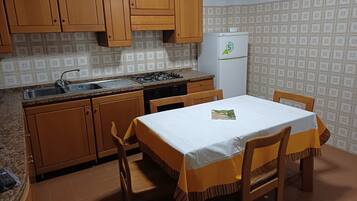 Réfrigérateur, four, plaque de cuisson