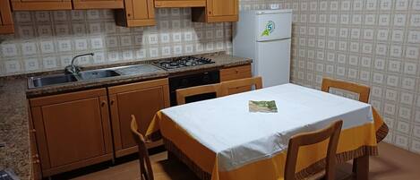 Fridge, oven, stovetop, cookware/dishes/utensils