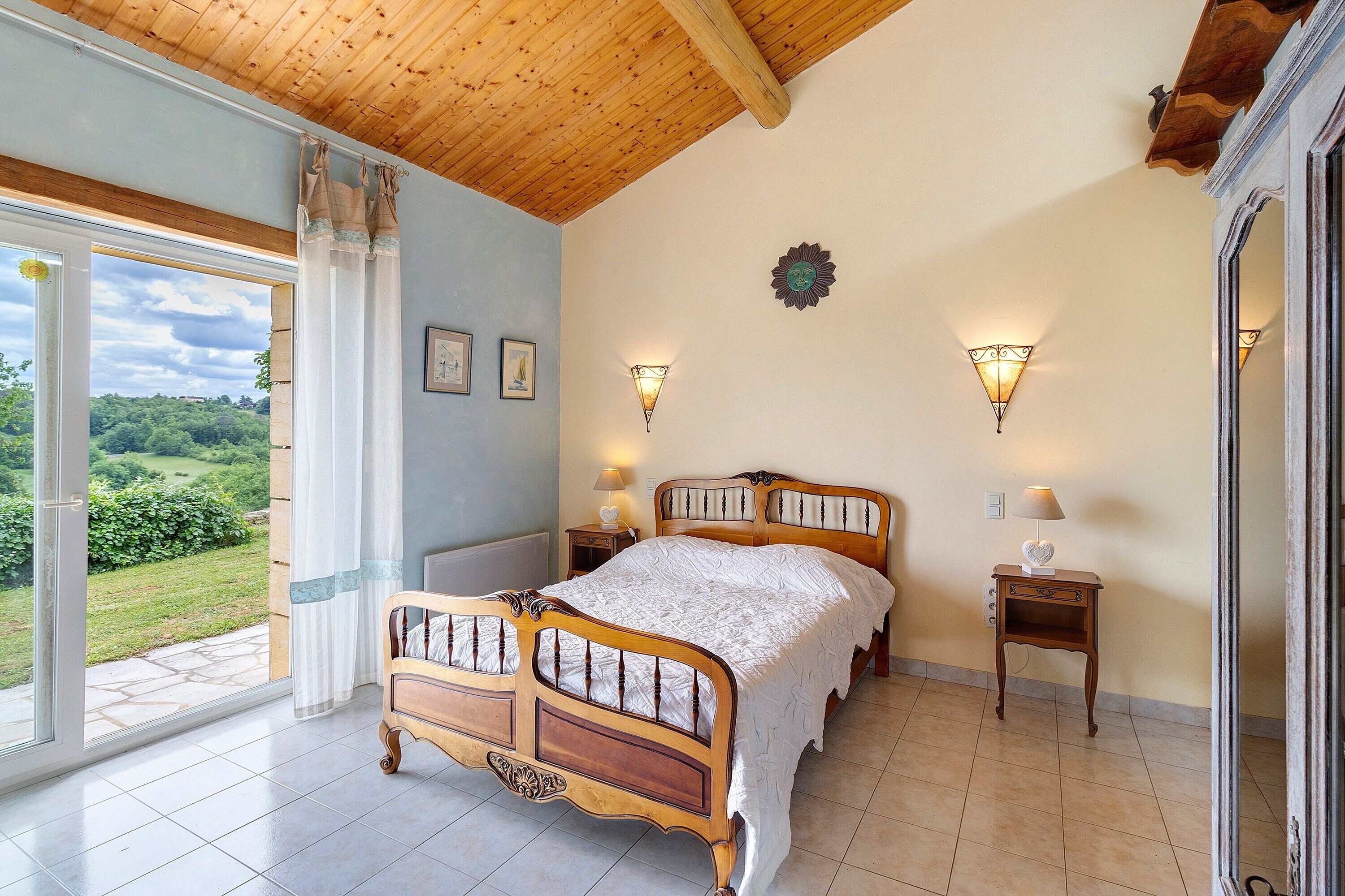 Iron/ironing board, WiFi, wheelchair access