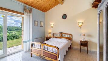 Iron/ironing board, WiFi, wheelchair access