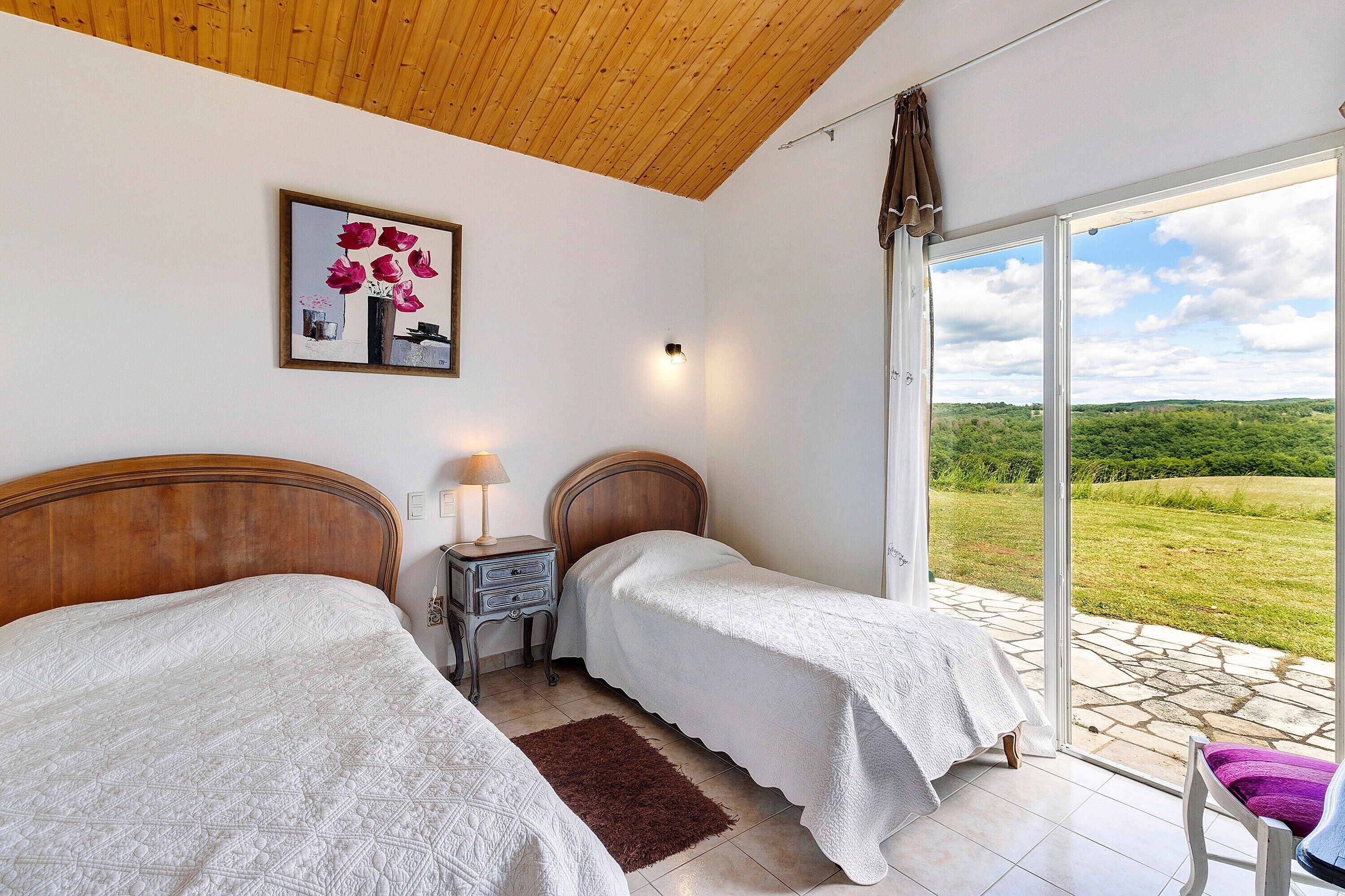 Iron/ironing board, WiFi, wheelchair access