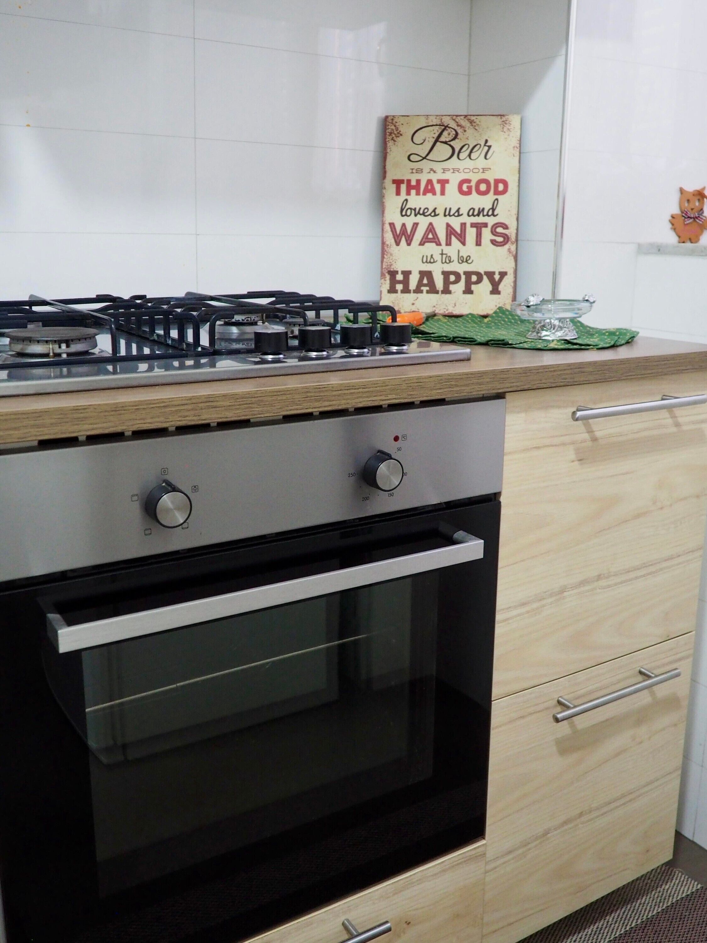 Frigorifero, forno, piano cottura, macchina per tè/caffè