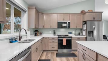 Maison (3 Bedrooms) | Cuisine privée | Micro-ondes, four, plaque de cuisson, lave-vaisselle