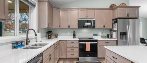 House (3 Bedrooms) | Private kitchen | Microwave, oven, stovetop, dishwasher