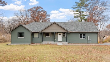 House (3 Bedrooms) | Exterior