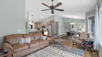 House (3 Bedrooms) | Living room | TV, books