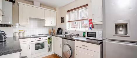 雪櫃、微波爐、焗爐、爐具