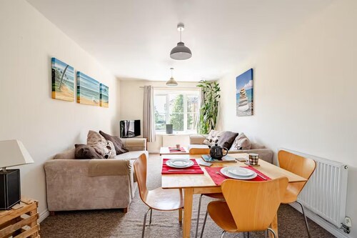 2 Bed Flat - Sleeps 4 - Pets - Parking - Garden