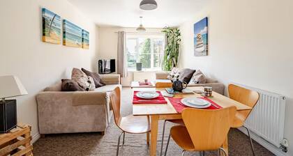 2 Bed Flat - Sleeps 4 - Pets - Parking - Garden