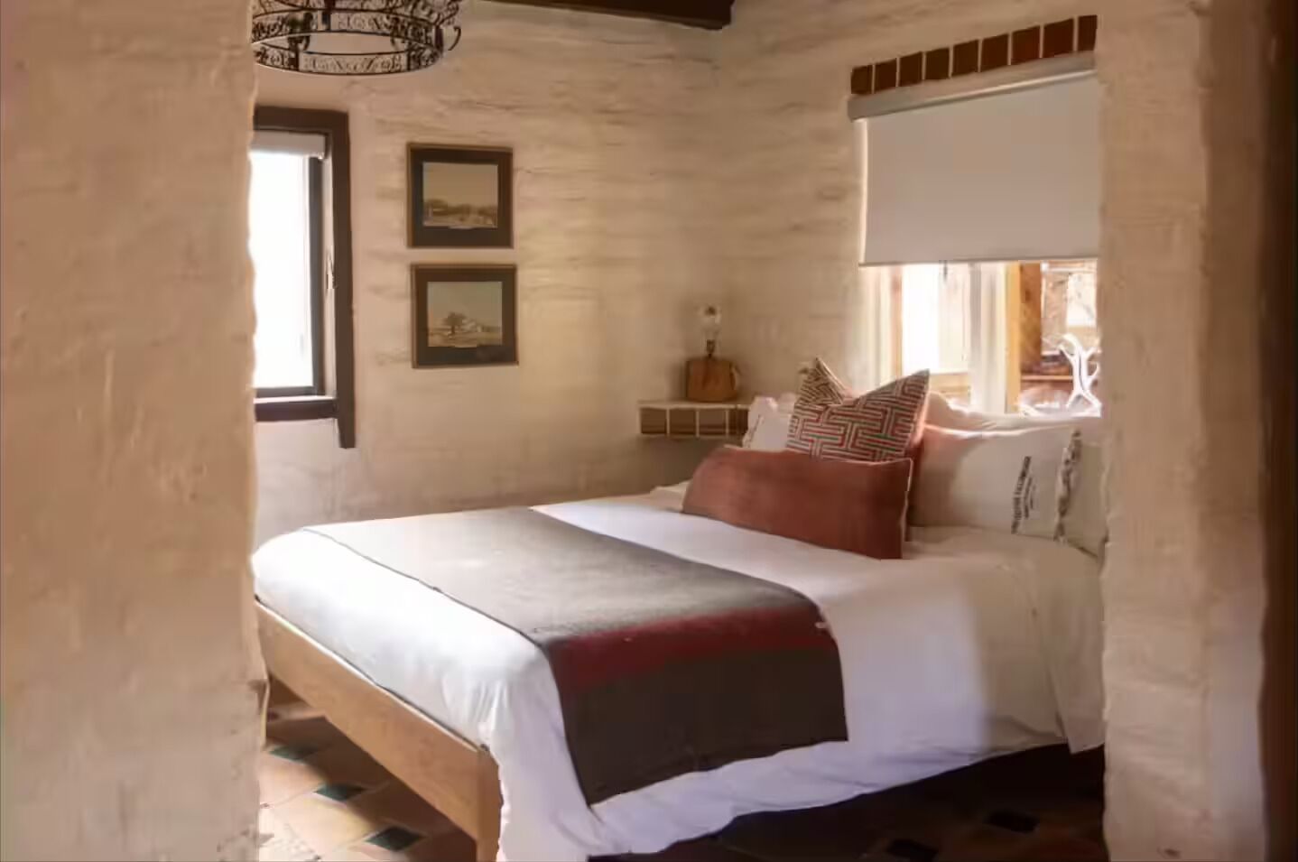 Tabla de planchar con plancha, wifi y ropa de cama 