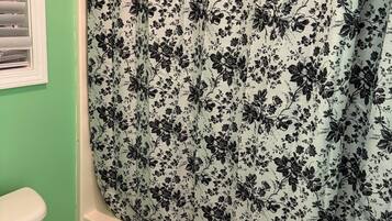 Douche, serviettes fournies, savon, papier toilette