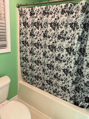 Douche, serviettes fournies, savon, papier toilette