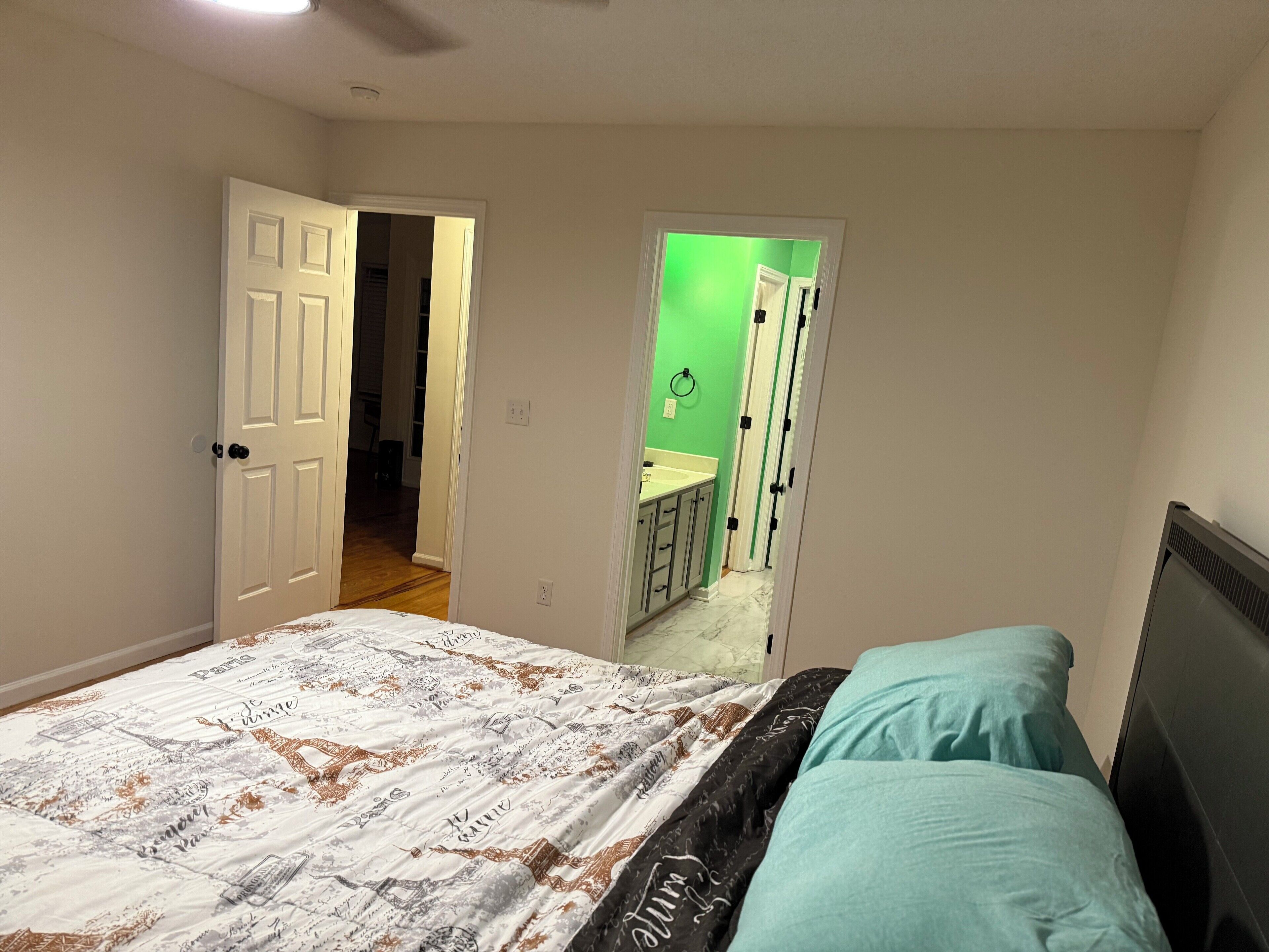 Iron/ironing board, Internet, bed sheets