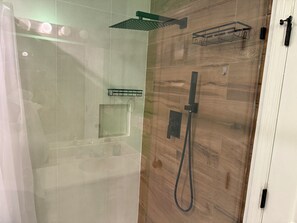 Regadera, toallas, jabón, papel de baño