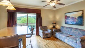 Kondominium, 1 Tempat Tidur King dengan tempat tidur Sofa (Parkway Romance #247) | Area keluarga